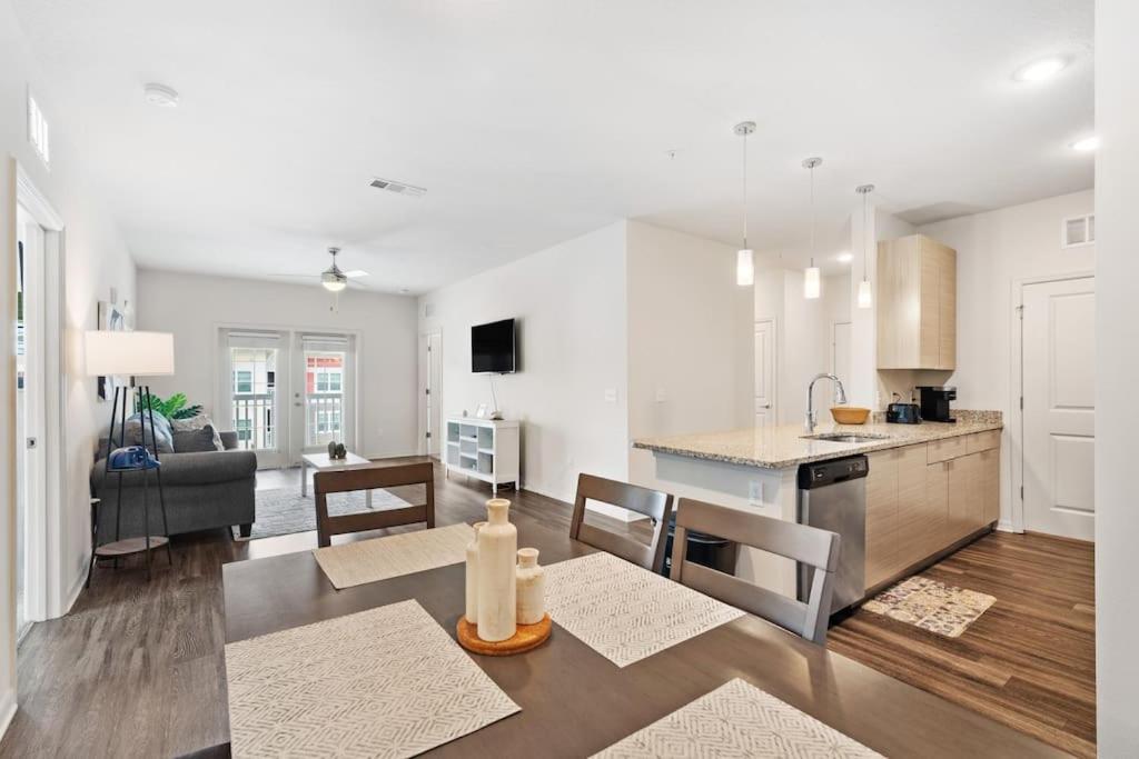 Lavish 2Br Apartment In Tampa Exterior photo